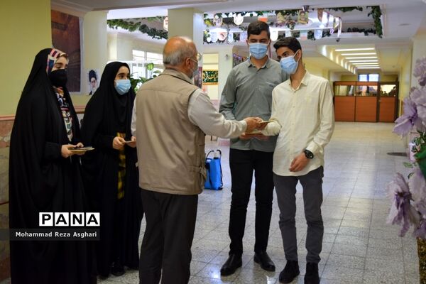 بازدید معاون مجلس دانش آموزی کشور از حوزه های امتحانی منطقه 14