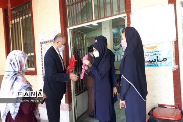 تقدیم گل به دختران آموزش و پرورش ناحیه دو بهارستان
