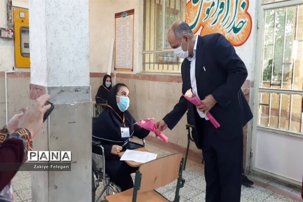 تقدیم گل به دختران آموزش و پرورش ناحیه دو بهارستان