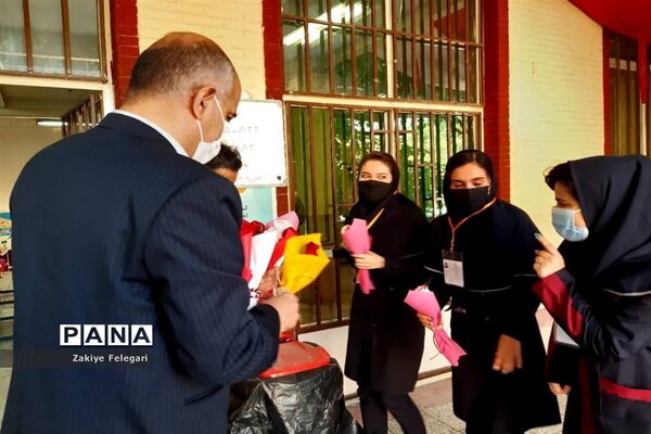 تقدیم گل به دختران آموزش و پرورش ناحیه دو بهارستان