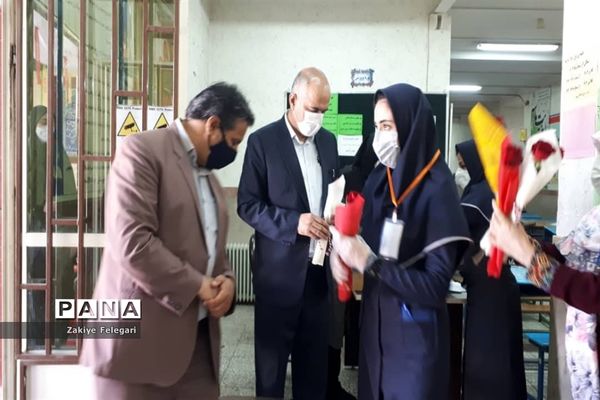 تقدیم گل به دختران آموزش و پرورش ناحیه دو بهارستان