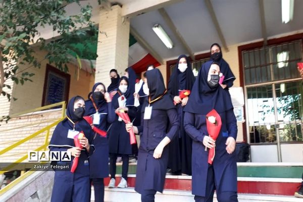 تقدیم گل به دختران آموزش و پرورش ناحیه دو بهارستان