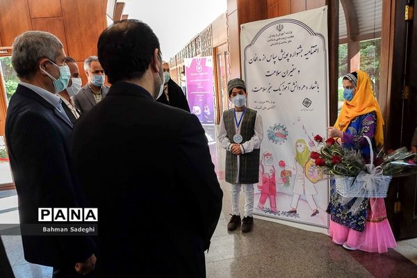 اختتامیه جشنواره و پویش مدافعان و سفیران سلامت