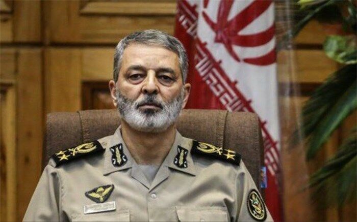 فرمانده کل ارتش: حضور در انتخابات برای رفع مشکلات الزامی است