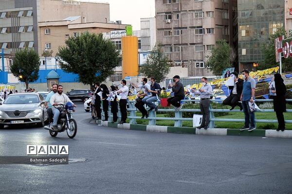 تجمع حامیان همتی در میدان ولیعصر تهران