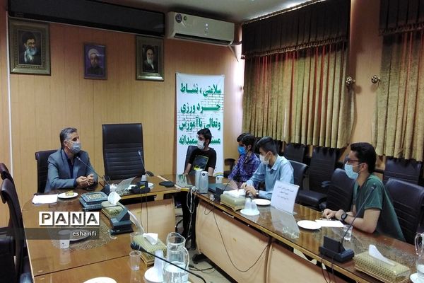 جلسه نمایندگان مجلس دانش آموزی ناحیه 2  استان اصفهان با مدیر آموزش و پرورش ناحیه ۲