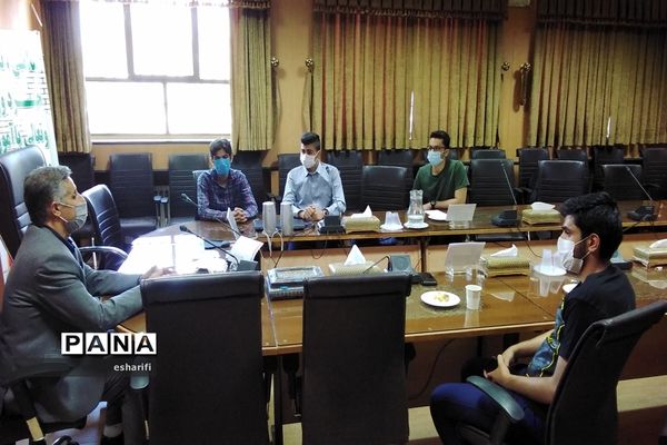 جلسه نمایندگان مجلس دانش آموزی ناحیه 2  استان اصفهان با مدیر آموزش و پرورش ناحیه ۲