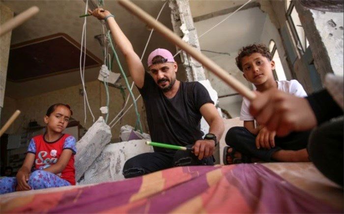 آموزش موسیقی به کودکان روی خرابه های غزه + تصاویر