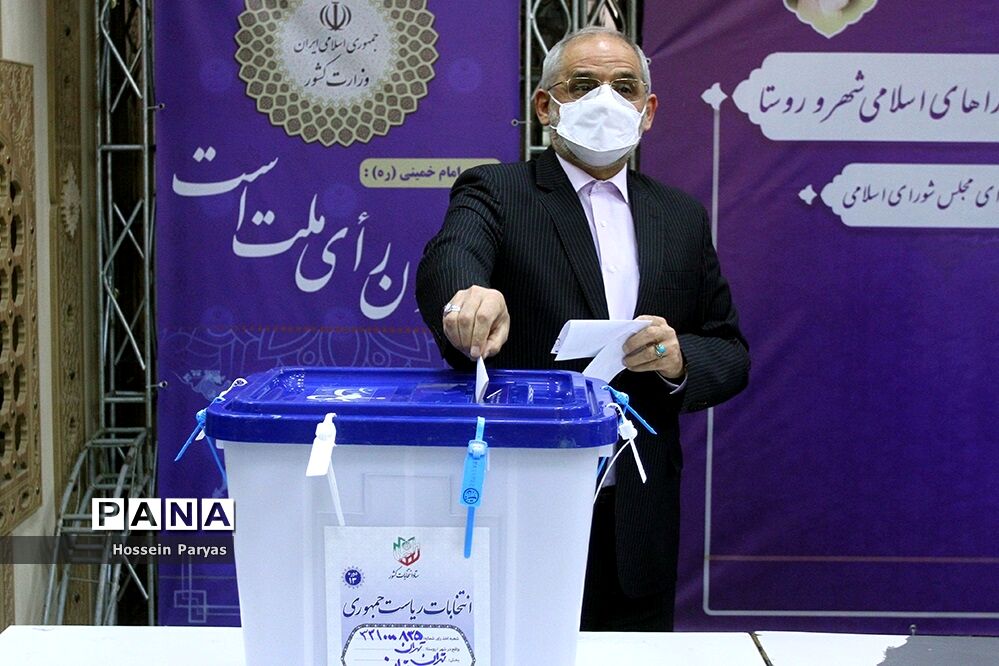 حاجی میرزایی آراء خود را به صندوق انداخت