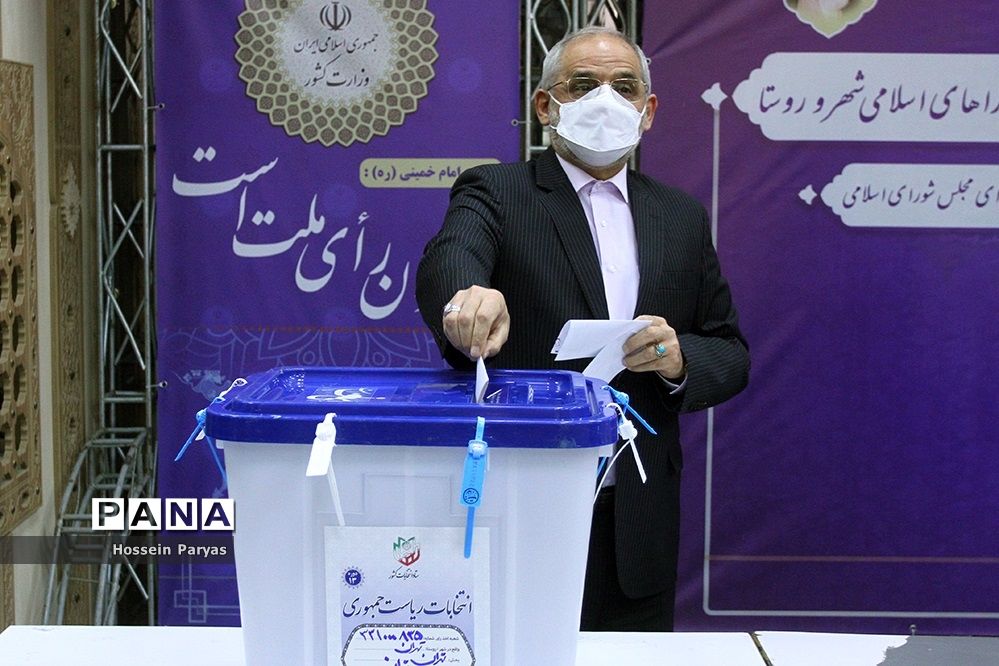 حاجی میرزایی آراء خود را به صندوق انداخت