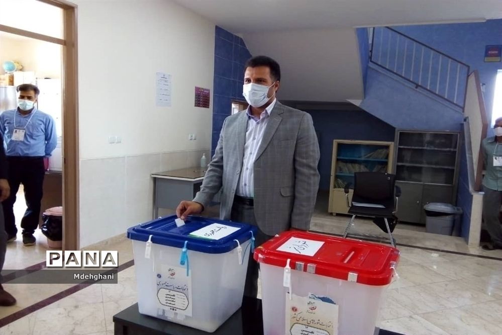 حضور عوامل اجرایی و فرماندار نائین در شعب اخذ رای