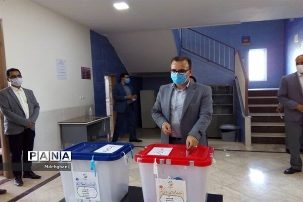 حضور عوامل اجرایی و فرماندار نائین در شعب اخذ رای