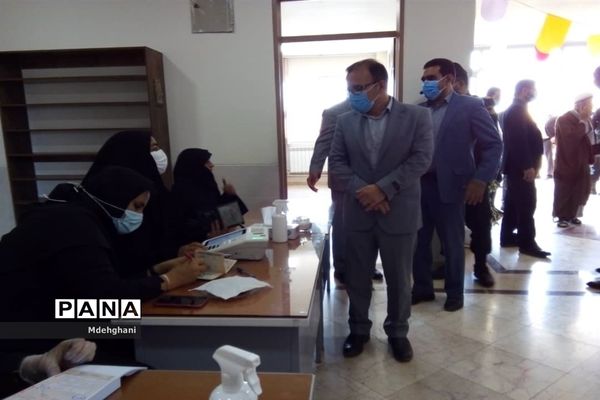 حضور عوامل اجرایی و فرماندار نائین در شعب اخذ رای