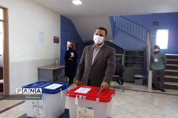 حضور عوامل اجرایی و فرماندار نائین در شعب اخذ رای