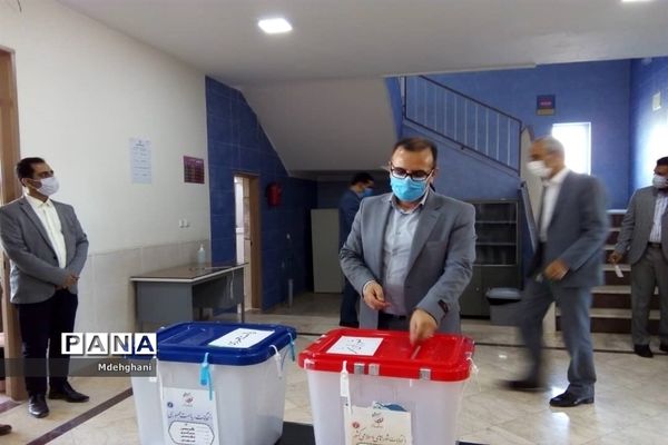 حضور عوامل اجرایی و فرماندار نائین در شعب اخذ رای