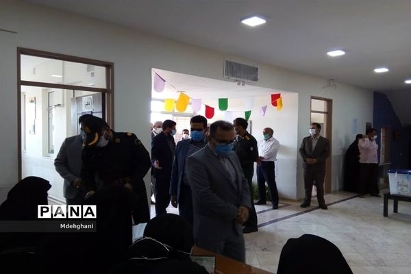 حضور عوامل اجرایی و فرماندار نائین در شعب اخذ رای