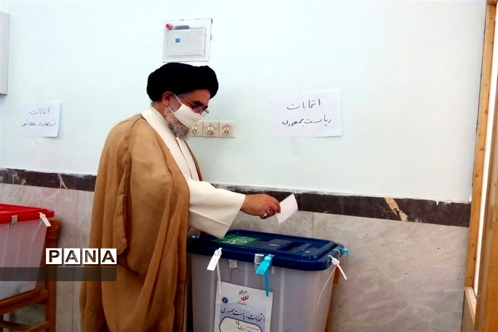 بازدید  امام جمعه و فرماندار ابرکوه  از حوزه‌های انتخاباتی