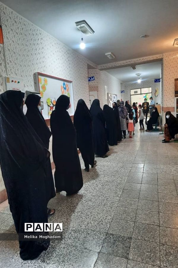 حضور حماسه ساز مردم شیعه و سنی زاهدان پای صندوق رای