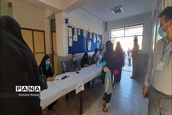 حضور حماسه ساز مردم سرایان در پای صندوق های رأی