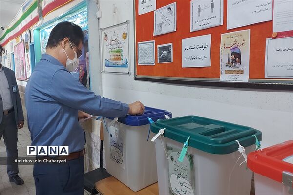 حضور مردم مرزنشین تایباد در پای صندوق های رای