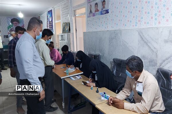 حضور مردم مرزنشین تایباد در پای صندوق های رای