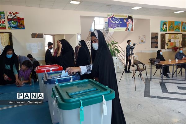 حضور مردم مرزنشین تایباد در پای صندوق های رای