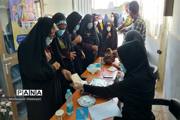 حضور مردم مرزنشین تایباد در پای صندوق های رای