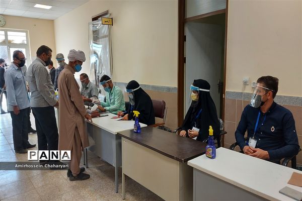 حضور مردم مرزنشین تایباد در پای صندوق های رای