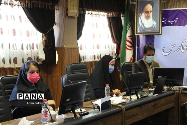 تقدیر از دانش‌آموزان نمونه در فعالیت‌های دانش‌آموزی در دهه کرامت توسط مدیرکل آموزش و پرورش فارس