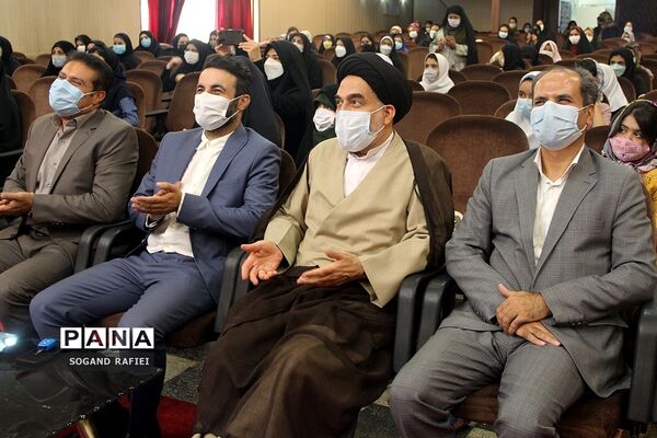 تجلیل از دانش‌آموزان برگزیده مسابقات فرهنگی‌هنری در ناحیه یک شهرری