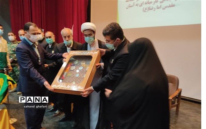 ورزشکار جانباز میانه ای ۱۱ مدال خود را به آستان قدس رضویی اهدا کرد