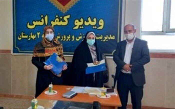 تقدیراز سرگروه آموزشی درس تفکر و سرگروه کیفیت بخشی فعالیت‌های پرورشی در ناحیه دو بهارستان