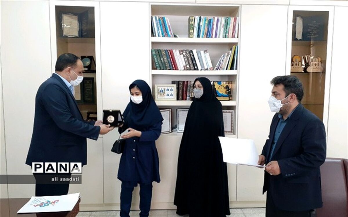 تجلیل از دانش‌آموز کلاتی حائز رتبه برتر کشوری در جشنواره فرهنگی‌هنری دختران امروز