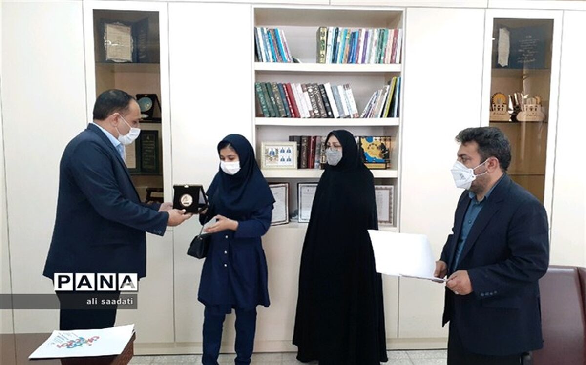 تجلیل از دانش‌آموز کلاتی حائز رتبه برتر کشوری در جشنواره فرهنگی‌هنری دختران امروز