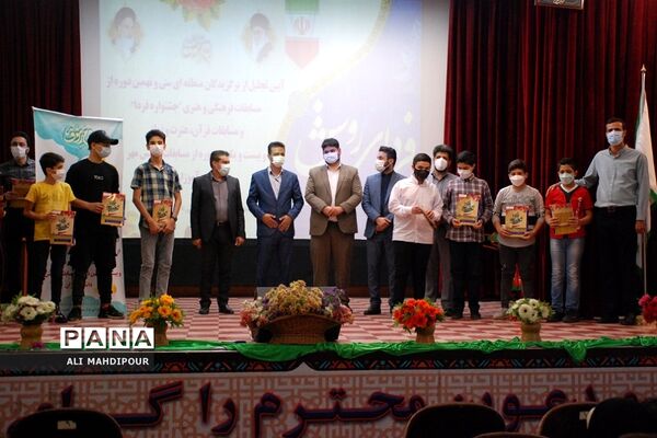 تجلیل از دانش‌آموزان پسر برگزیده مسابقات فرهنگی‌هنری در ناحیه یک شهرری