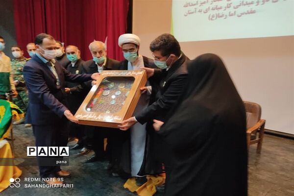 حضور خادمان و حاملان پرچم متبرک امام رضا(ع) در شهرستان میانه