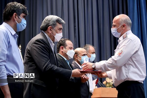مراسم تقدیر از آتش نشانان حریق پالایشگاه تهران