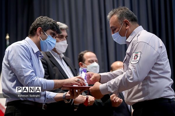 مراسم تقدیر از آتش نشانان حریق پالایشگاه تهران