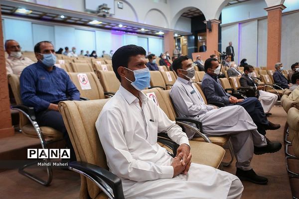 آیین واگذاری ماشین آلات و تجهیزات به مناطق زلزله زده سی سخت و سیل زدگان سیستان و بلوچستان