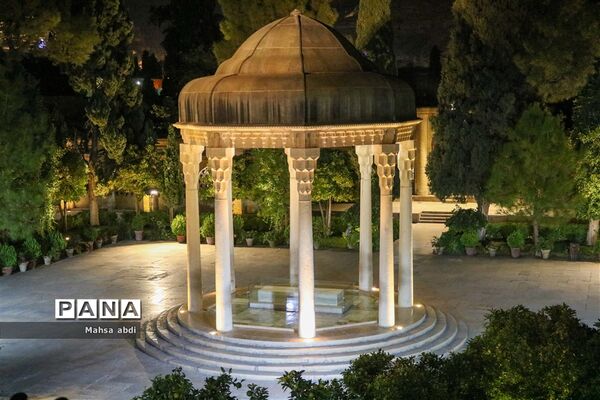 آرامگاه شاعر اهل راز حافظ شیرازی