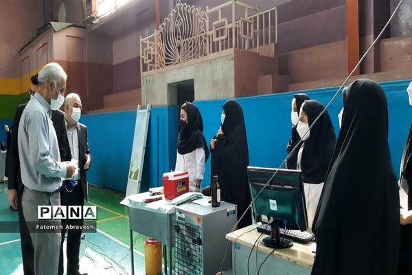 بازدید جهانشاهی  از مراکز واکسیناسیون دانش آموزان، در منطقه ۱۴