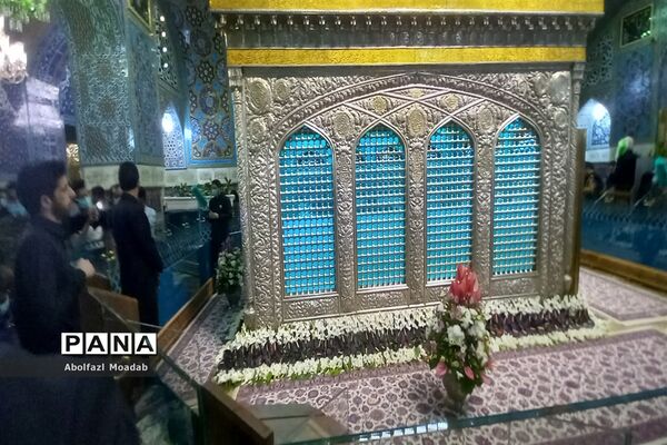 عزاداری پرشور زائرین و مجاورین مشهد مقدس در روز شهادت امام رضا(ع)