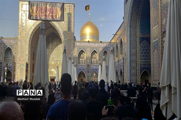 عزاداری پرشور زائرین و مجاورین مشهد مقدس در روز شهادت امام رضا(ع)