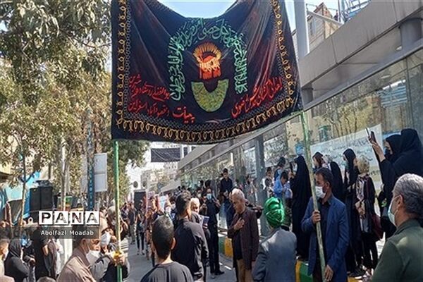 عزاداری پرشور زائرین و مجاورین مشهد مقدس در روز شهادت امام رضا(ع)