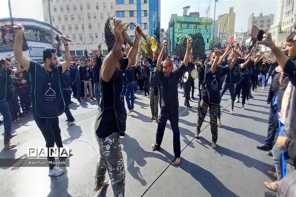 عزاداری پرشور زائرین و مجاورین مشهد مقدس در روز شهادت امام رضا(ع)