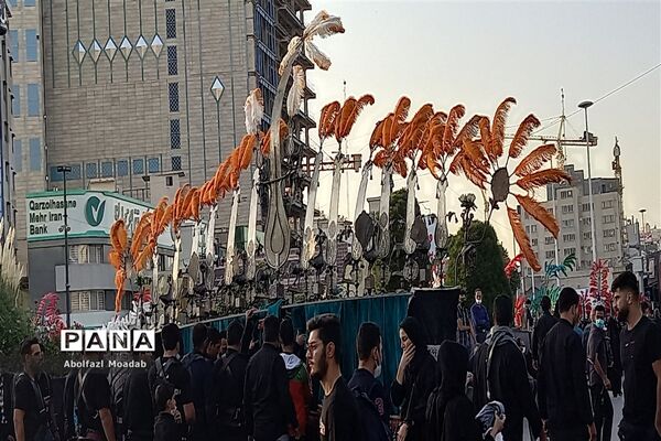 عزاداری پرشور زائرین و مجاورین مشهد مقدس در روز شهادت امام رضا(ع)