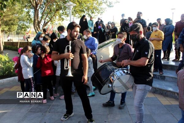 «شادپیمایی عروسک ها» به مناسبت هفته ملی کودک در قم