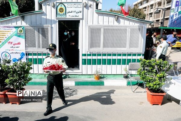 توزیع گل و شیرینی در اولین روز از هفته ناجا