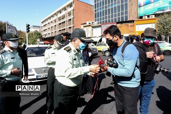 توزیع گل و شیرینی در اولین روز از هفته ناجا