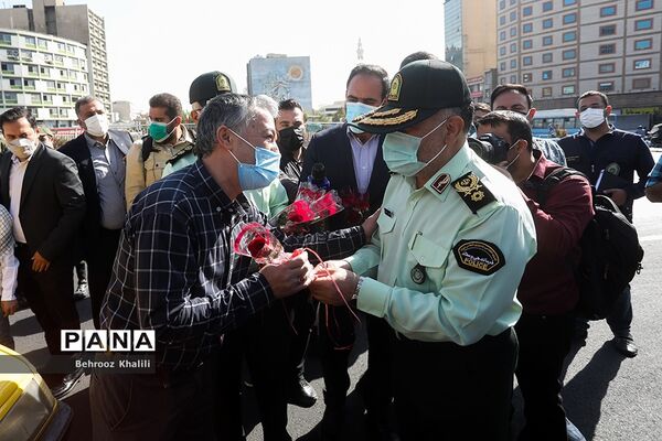 توزیع گل و شیرینی در اولین روز از هفته ناجا